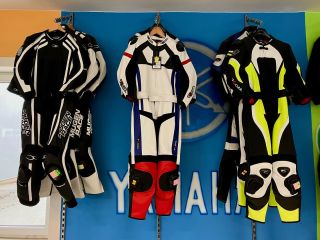 Priatelia, mame pre vás 40% zľavy na kombinézy až do vypredania zásob. Neváhajte a príďte nás pozrieť, tešíme sa na vás. 😊